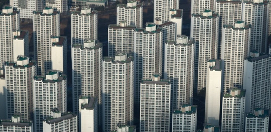 올해 주택분 부동산 보유세가 작년보다 7600억원 증가한 6조5900억원이 걷힐 것이란 전망이 나왔다. 사진은 서울 송파구의 아파트 단지 모습.<연합뉴스>